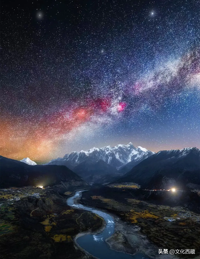 对不起，这看日照金山、流星、沙漠和雪山同框的宝藏地，我写晚了！