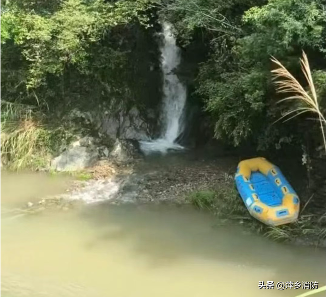 女游客峡谷漂流时落水失联，仍在搜救。汛期出游，安全比风景更重要