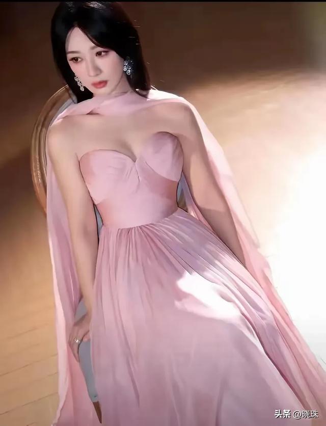 杨紫低胸杀疯了！这次玩大了：圆润身材穿出高级性感，谁还敢嘲！