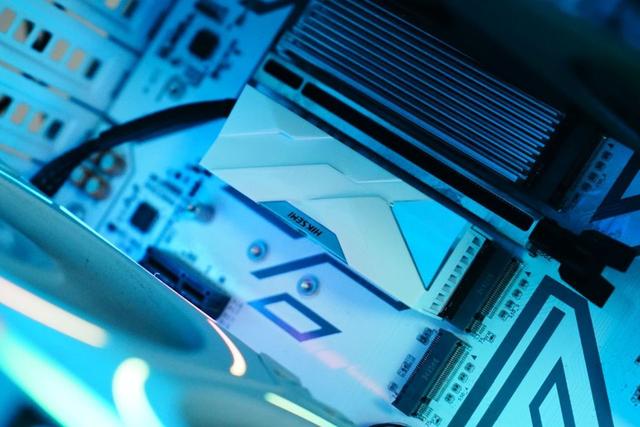 海康存储PCIe 5.0固态硬盘，C5000马甲版开箱，速度快、散热强