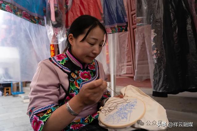 网络中国节·元宵 | 老街焕新彩,元宵续年味:钟鼓楼文化集市活动正酣