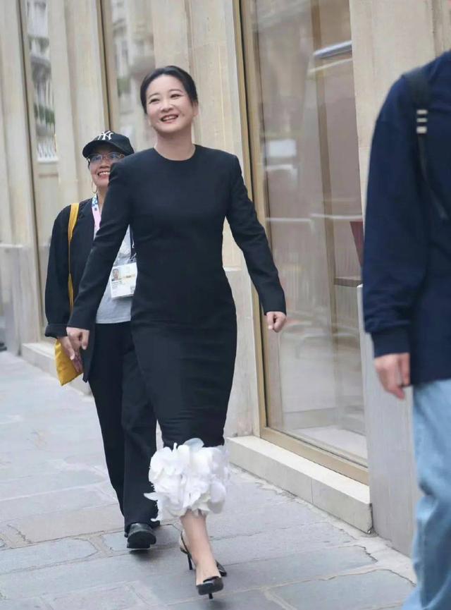 “消失”一年后，43岁的贾玲官宣喜讯，全网恭喜，终于等到这一天