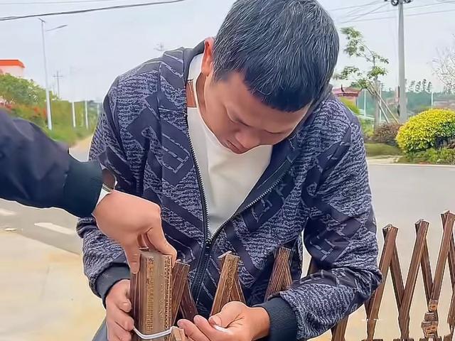 全红婵爸爸真风光，店门口立“冠军广场”标牌，成游客第一打卡区