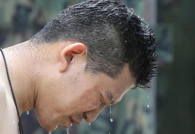 “汗多”就是身体代谢快？医生再三提醒：汗多的人，小心6种疾病