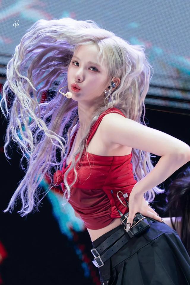 韩国女星丁恩妃大胆的肥腿字母黑色丝袜！个子矮也能这么诱惑吗？