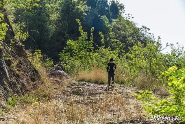 《太行山徒步记：从西走到南》免费的挂壁公路，悠悠然的崖边行走