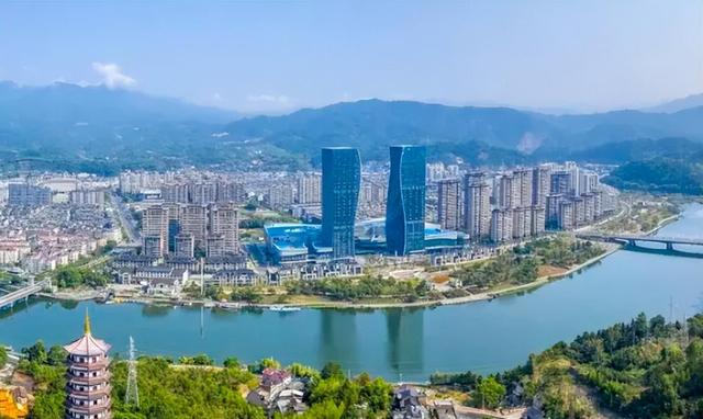 浙江面积最大的县级市，相当于3个香港，比6个北京朝阳区还要大