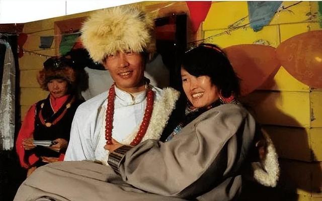这个一妻多夫制的民族，晚上怎么过？女人直言：没有幸福可言