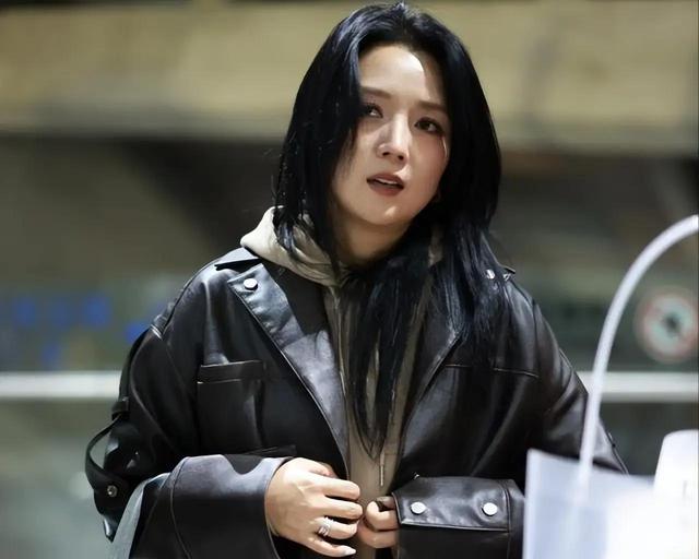 39岁何洁不忍直视，腋下勒出副乳肚子三层肉，要养4个娃操劳疲惫