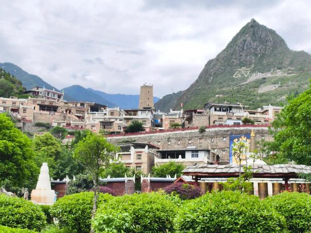 踏迹寻音：在阿坝理县，桃坪羌寨与甘堡藏寨的时空对话