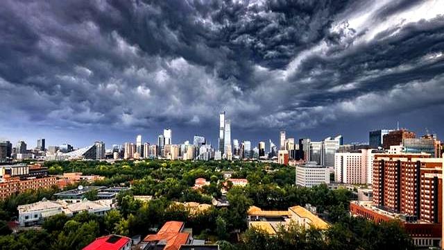 美国男子进烟酒店躲雨，女老板留其吃饭，饭后男子的举动太暖心！