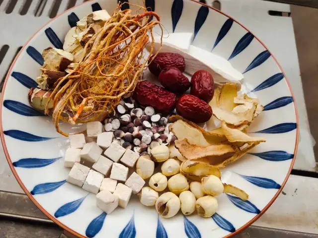 胡萝卜玉米花胶 2026年红萝卜玉米花胶排骨汤的做法