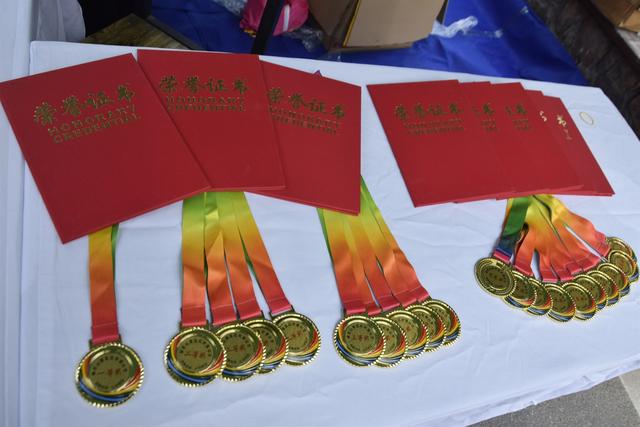 百名登山达人齐聚神农山，共赴金秋红叶盛宴