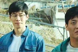 这个男孩突然发现从小一起长大的哥哥居然是假的！图片