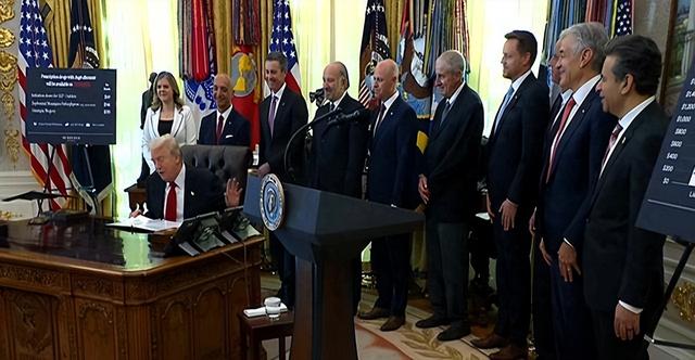 白宫椭圆办公室惊魂！制药高管突然晕倒，特朗普中断发布会急救