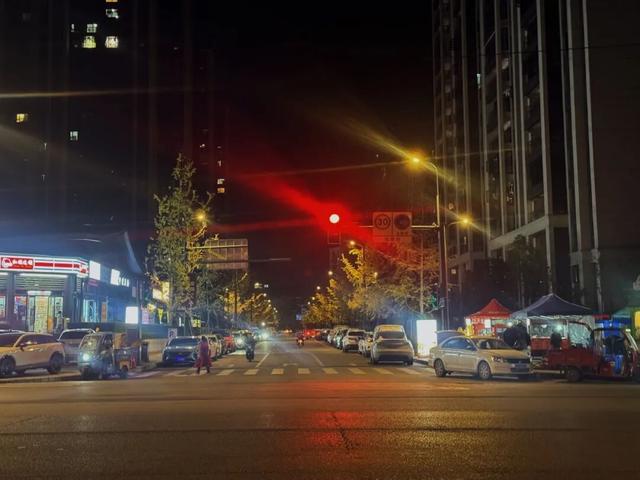 新津藏了条“似锦街”，一半金黄，一半滚烫