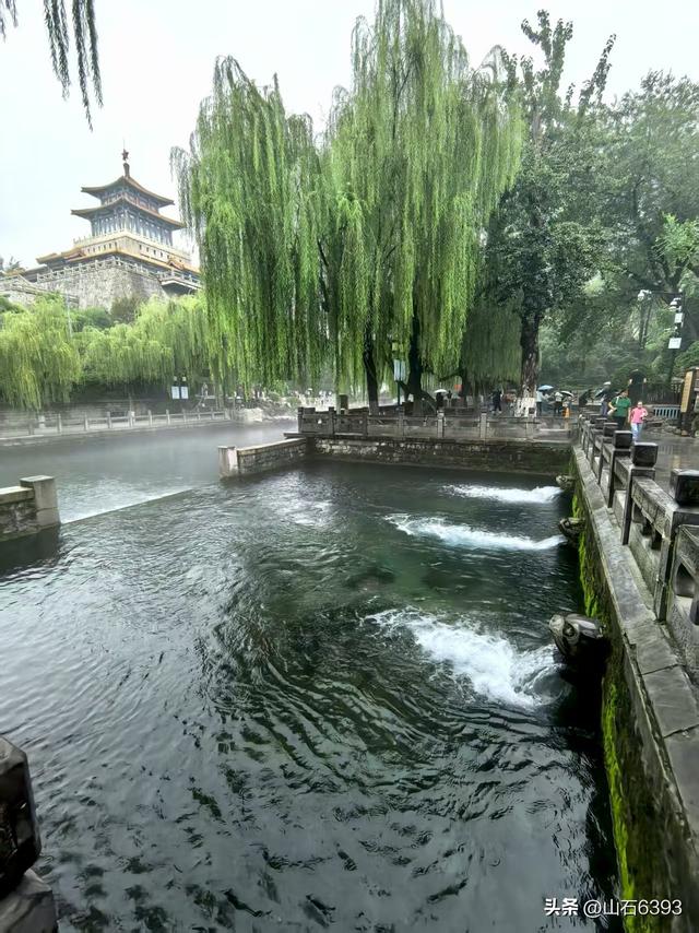 新华社原军事记者陶俊峰泉城美拍：秋雨后 护城河边美如画