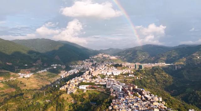 【秀美绿春】梦幻之境，小城虹影