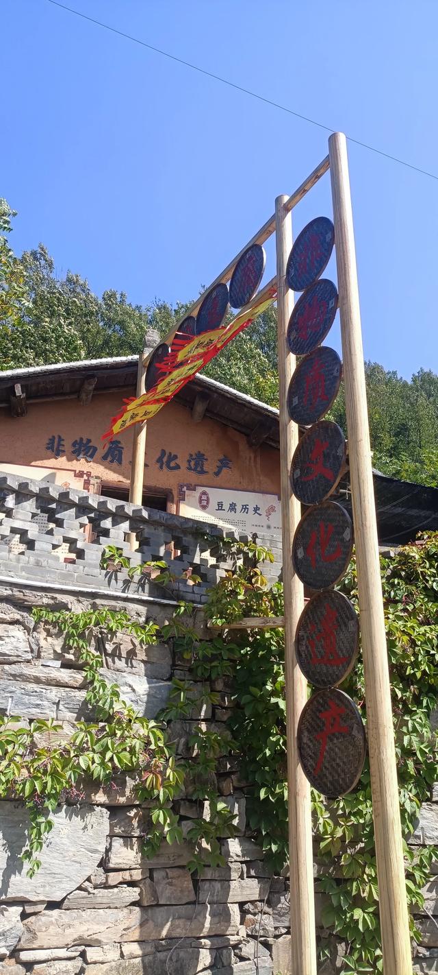 两山相对出，孤峰绕白云
