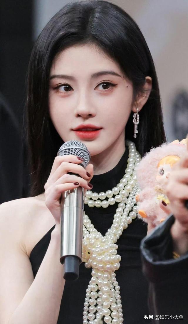 鞠婧祎出席星光大赏活动，黑色露肩长裙配珍珠项链	，腰肢纤细好美