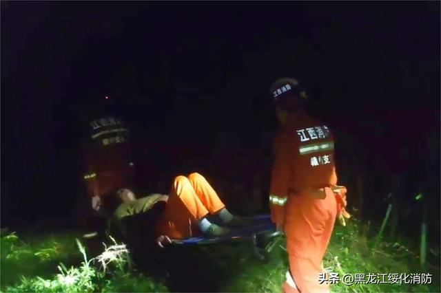 结伴登山被“刺客”追着咬！一成年男子倒地昏迷