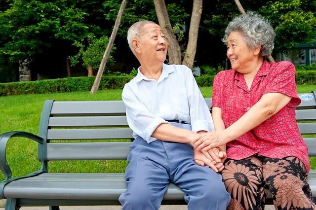 55岁阿姨相亲一见钟情，当晚同居，第二天起床还不知道对方名字