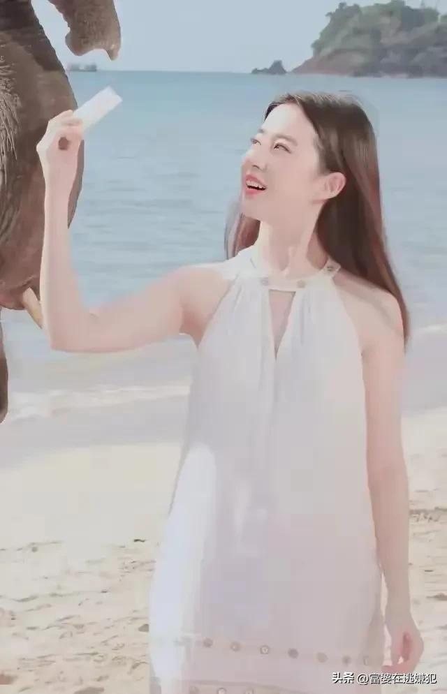 全网疯传！刘亦菲泳装照炸场，40+身材比20岁少女还绝，仙女实锤