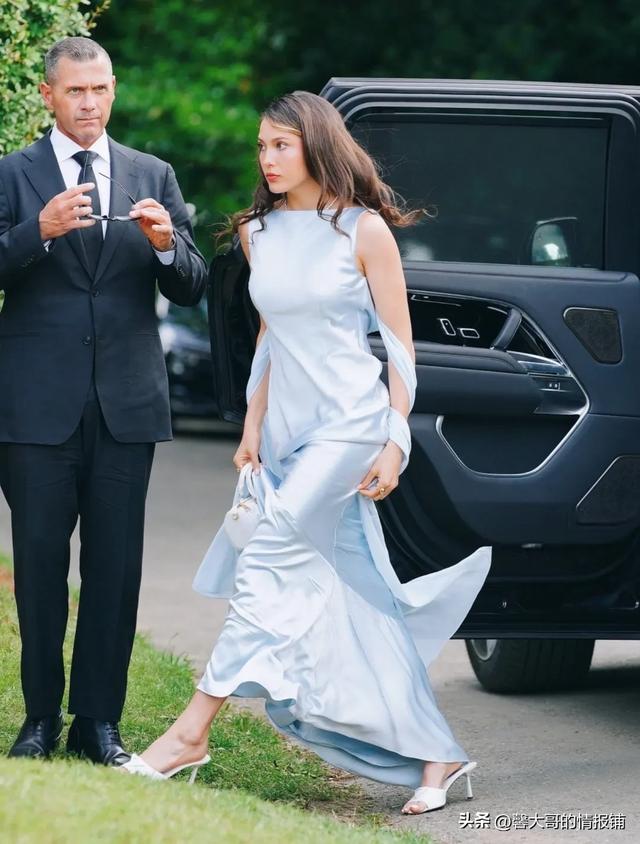 谷爱凌参加乔布斯小女儿Eve jobs的婚礼，一袭蓝色长裙优雅又霸气