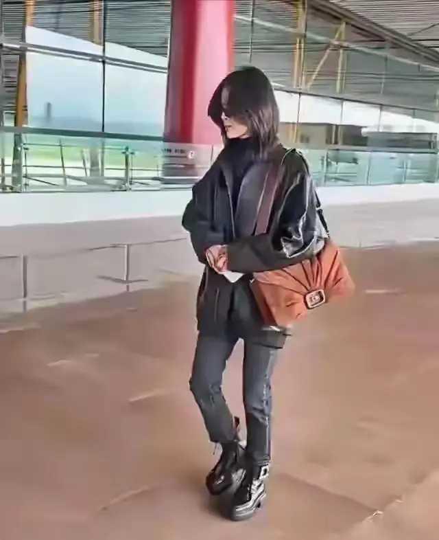 网友街头偶遇辛芷蕾，身材比例惨不忍睹，看起来身高不到158