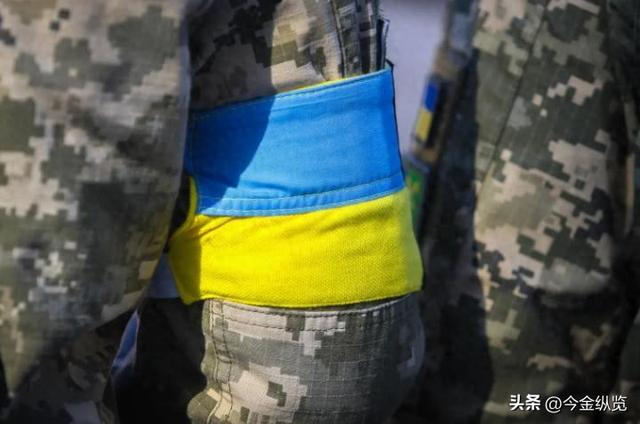 荣耀变葬礼！乌军授勋“最优秀者”遭俄导弹精准打击，悲剧重演！