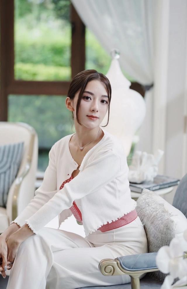 TVB上位小花被指忽然富贵！剧接剧无缝进组	，自曝将创立首饰品牌