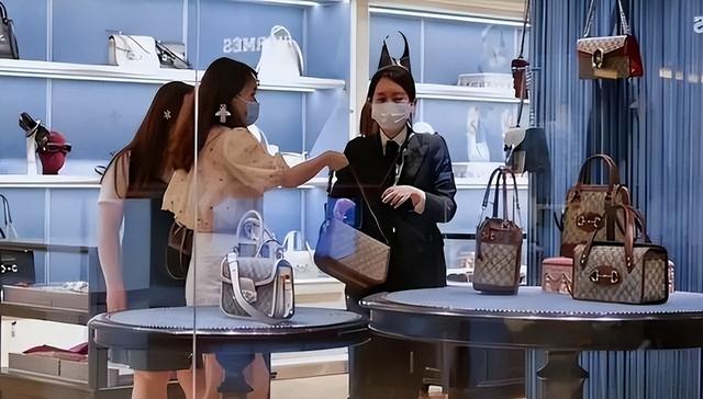 几乎全是假货！利润高达2400%，为啥消费者还前赴后继争相购买？