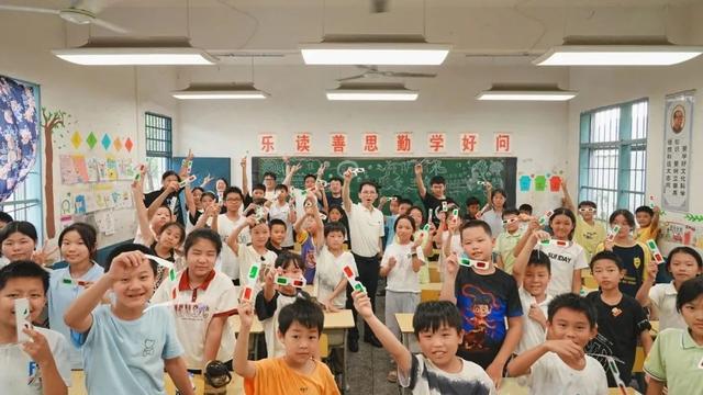 全球首款眼镜，“圈粉”江西娃娃！科技反哺社会，东大这样做！
