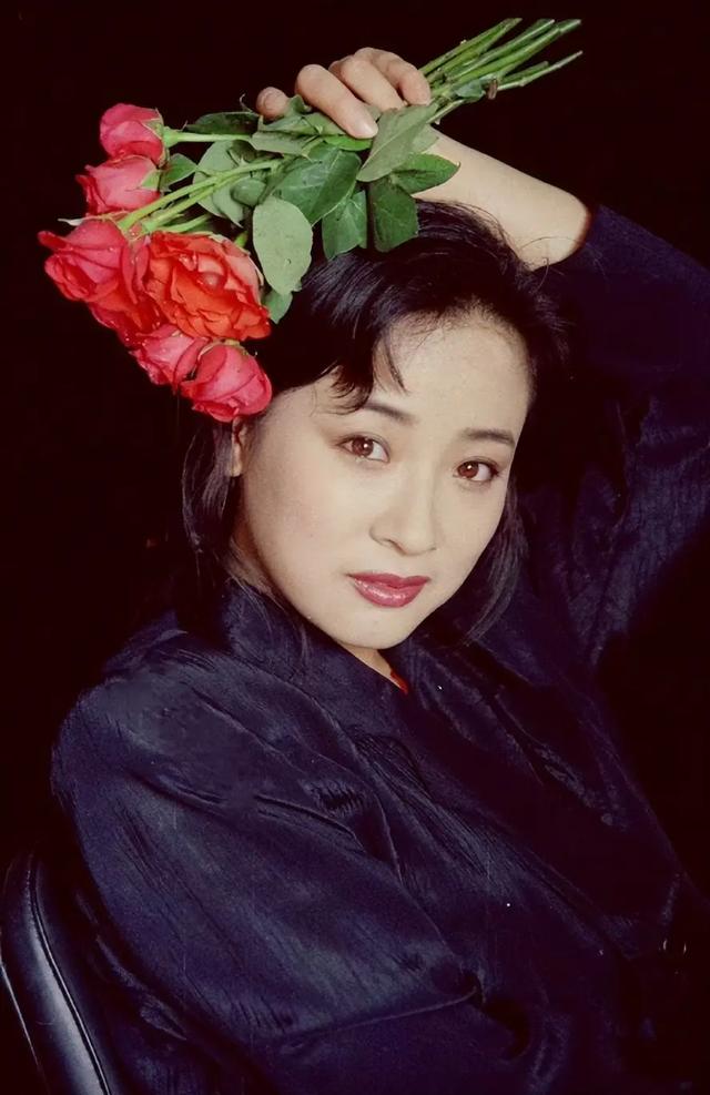 她是国家一级演员，多次给坐轮椅丈夫戴绿帽，如今儿子也是演员