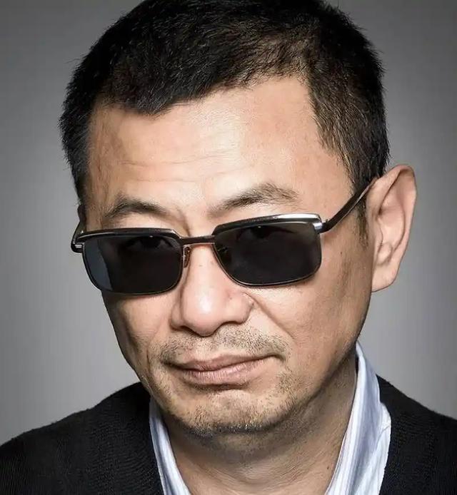 陪玩陪睡根本不够!认干爹、舔手指,背地里的阴暗面彻底藏不住了