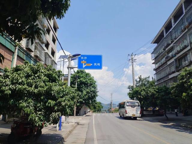 沿合（江）习（水）公路，跨越川黔边界