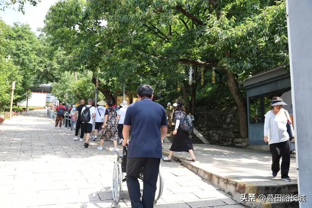 【暖心守护】带爸妈爬长城不再犯难！慕田峪适老化服务升级，细节暖到心坎里！