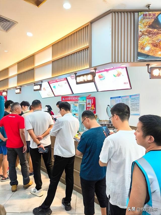 警惕“消费刺客”！全国多地排队抢购，98元一串的糖葫芦值不值？