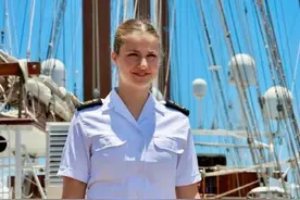 莱昂诺尔公主航海下岸，乖乖女去小酒吧喝酒，带5个保镖逛商场图片