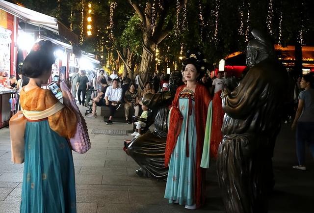 西安大雁塔:光影交织成画 游客争相打卡