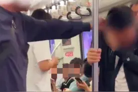 男子地铁上摸光头大叔隐私部位后挨打，目击者：光头男打了几巴掌，要求其下跪认错，他一直在说对不起图片