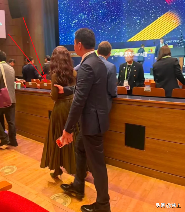 终于等到刘强东秀恩爱！可看清护着章泽天的方式，原谅我笑出了声