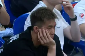 CBA辽粤大战杨鸣谈郭艾伦伤病？郭艾伦安慰队友赵继伟推倒胡明轩图片