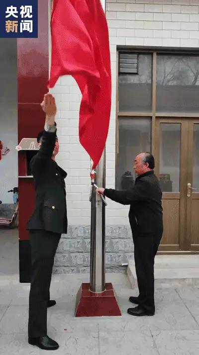 阅兵结束10天，“最帅升旗手”张自轩被骂10天！如今他后悔了吗?