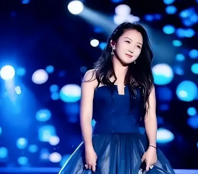 39岁何洁演唱会状态曝光，肚子三层肉腋下勒出副乳，养4娃显疲惫
