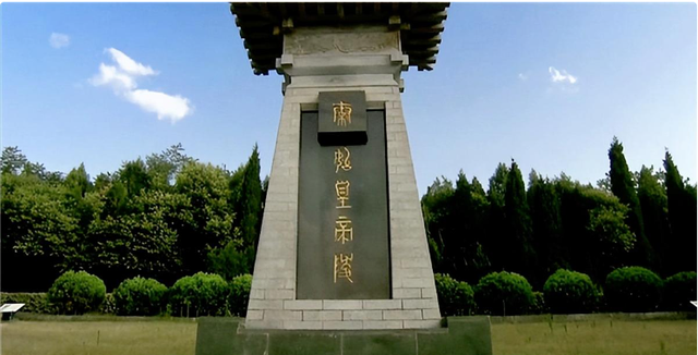 我国的龙脉上葬了三个人，一个不敢挖，一个不能动，一个挖不动