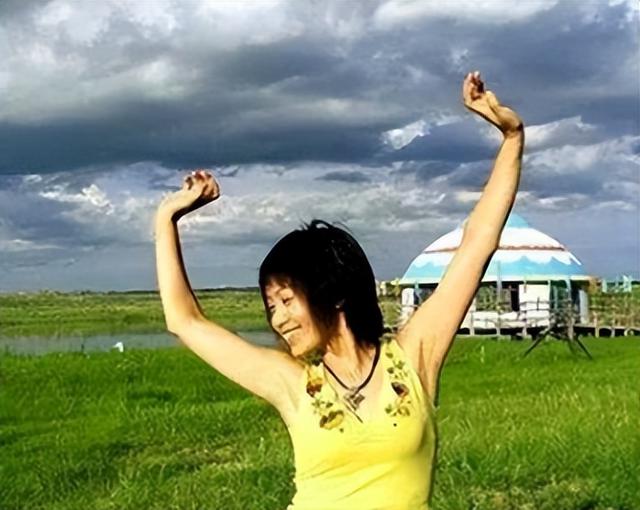她连上4次春晚，和恩师同居怀孕，被骗流产，57岁依然无人敢娶