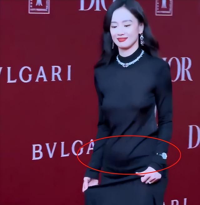 这跟不穿有啥区别？32岁李梦真空上阵，几乎全裸，简直太大胆
