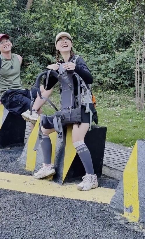 广东女子登山脚崴，被陌生小伙背40分钟下山，恶心的一幕却出现了