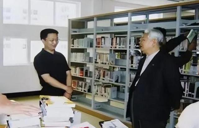 他62岁被破格提拔为湖北省委书记，死后翻出106张票据，令人泪目